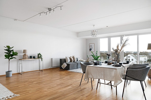 Velkommen til Stajonsvegen 26 leilighetsnr. 413 - Pen og velholdt leilighet med 3 soverom midt i Varhaug sentrum.