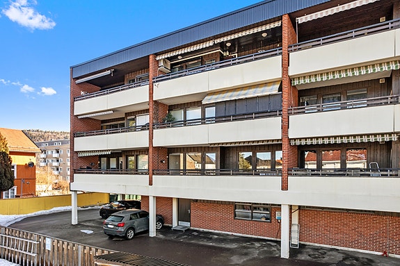 3-roms leilighet i 2.etg. med carport i bakgård.