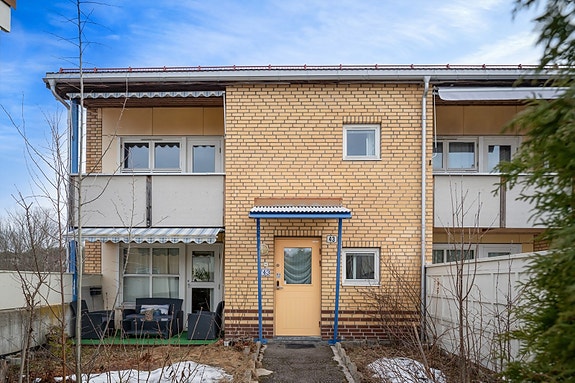 - Rekkehus over to plan med hage - To plattinger og vestvendt balkong - A-konto VV og fyring - Garasje - Nærhet til marka - Ta kontakt for privatvisning med Ida Helmikstøl +47 902 32 032 / i.helmikstol@nordvikbolig.no .