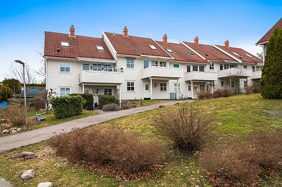Nordvik Tønsberg v/Jens Roland Pettersen har gleden av å presentere dette delikate og innholdsrike andelsrekkehuset over tre plan, med en del oppgraderinger fra ca. 2017!