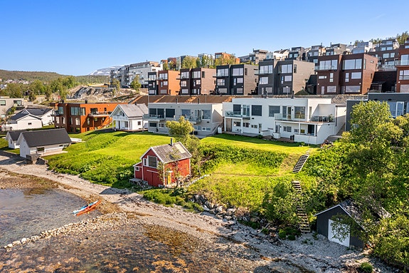 Eiendommen har en familievennlig beliggenhet med gangavstand til barnehage, skole og dagligvare.