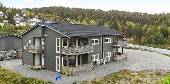 Leiligheten ligger i første plan, i en bolig med fire leiligheter (bilde fra 2021).
