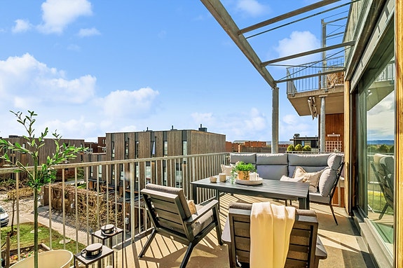 Eiendomsmegler Bettina Due v/DNB ønsker velkommen til innbydende omgivelser i Bjørnenga 6 A - en lys og gjennomgående leilighet fra 2016