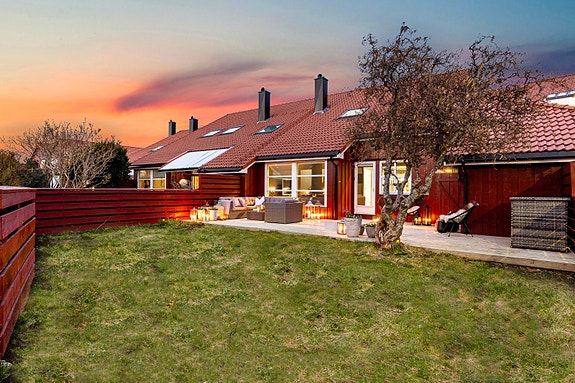 Velkommen til Dusaviksvingen 55 - et velholdt, familievennlig og tiltalende enderekkehus over 2 plan.