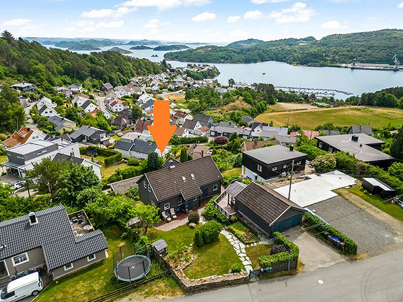 Fra eiendommen har man en nydelig utsikt mot Lindesnes og mot innseilingen til Farsund.
