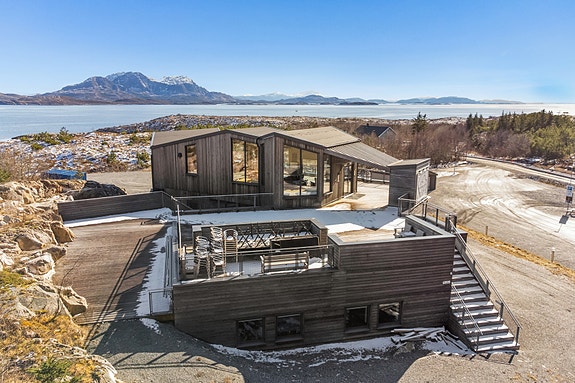 Torgarhaugen - Presentert av Eiendomsmegler 1 Næringseiendom. Mardalsfjellet i bakgrunn over Torgfjorden.