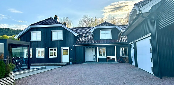 Huset, hybel vindu til høyre
