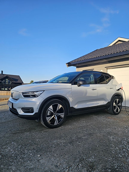 Volvo XC40 2 of 10