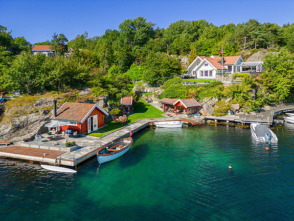 Stor brygge, sjøbod og hytte i nærheten av Kristiansand sentrum og Dyreparken
