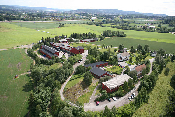 Arbeidssted på Hellerud Gård i landlige omgivelser, rett over Oslo-grensa, med nærhet til kollektivtilbud og gode parkeringsmuligheter.