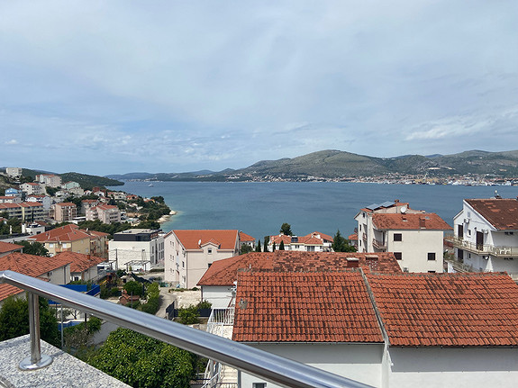 Sjarmerende leilighet  med panoramautsikt, to balkonger, 3 min fra stranden