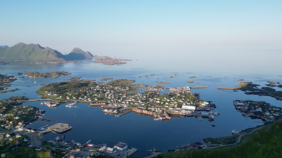 Arbeidssted midt i fiskeværret Ballstad i Lofoten