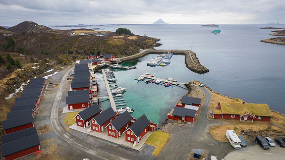 Velkommen til oss! På det idylliske Onøy, en liten kjøre- og båttur fra Mo i Rana, ligger Helgeland Båtservice, som med et glimt i øyet kan kalles verdens beste arbeidsplass.