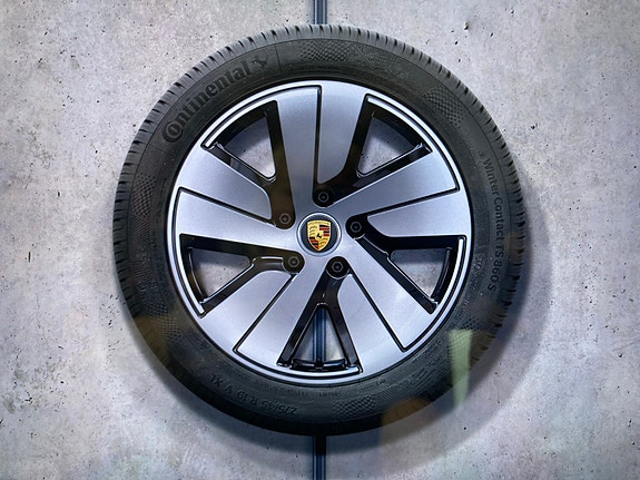 Porsche Taycan 8 of 9