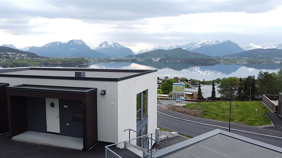 Fantastisk utsikt mot Sunnmørsalpane og Åsefjorden.