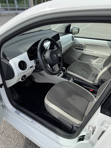 Volkswagen UP! 4 of 5
