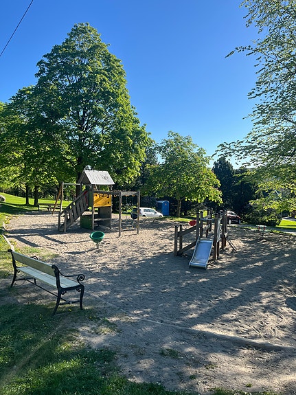 Lekeplassen i parken- ved barnehagen