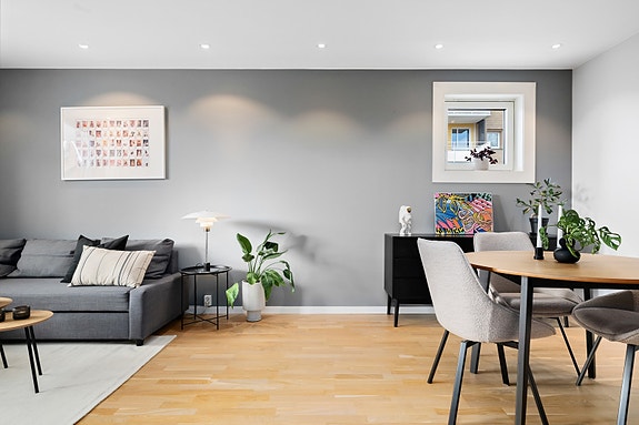 Utstrakt bruk av downlightsbelysning i leiligheten.