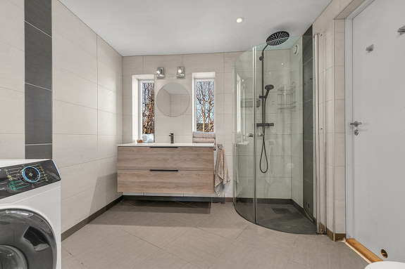 Videre går vi inn på badet. Pent bad med moderne farger og materialer.