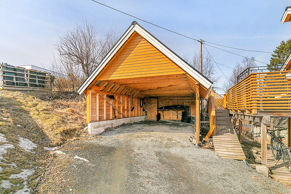 Flott carport på tomt.