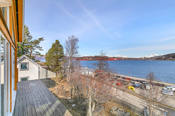 Verandaen har et flott glassrekkverk uten handløper, for en sømløs overgang til utsikt og natur.