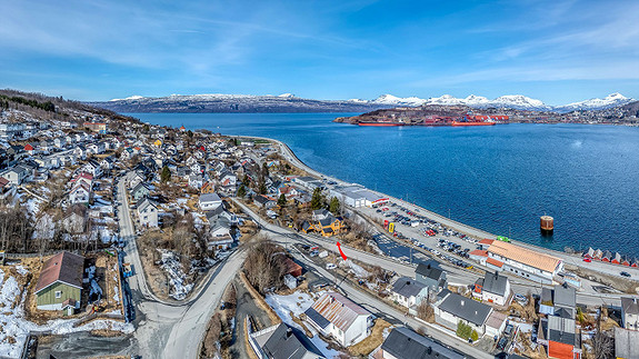 Her har du nærhet til både barneskole, barnehage, dagligvarebutikk, treningssenter, frisørsalong, fotballbaner, turterreng m.m.