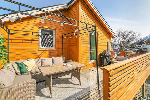 På boligens bakside finner man en meget fin terrasse.