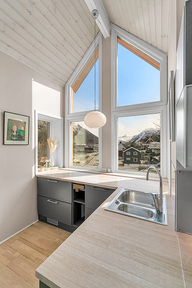 Fra kjøkkensiden har man meget god utsikt mot Beisfjorden.