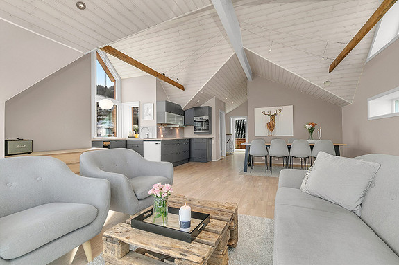Boligen har gjennomgått store renovasjoner, og har flere gode kvaliteter jeg har lyst til å presentere til deg i de neste bildene.