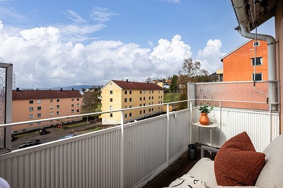 Vestvendt balkong på ca. 4,5 kvm med plass til sittegruppe og grill.