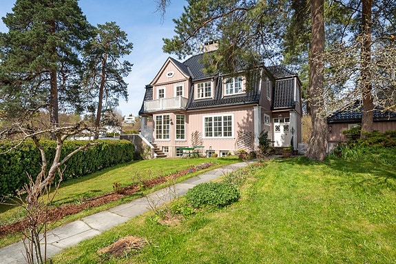 Dette er en stor, vakker og meget innholdsrik enebolig tegnet av arkitektene Morgenstierne og Eide i 1910.