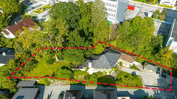 Tomten er sjelden stor og er i underkant av 1,3 mål. Tomten er foruten eiendommens bygningsmasse opparbeidet med plen, hellelagt oppholdsplass, murer/bed, frukttrær og diverse prydbusker/beplantning. God parkeringsdekning med plass til mange biler