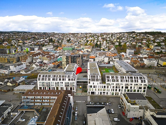 Dan Chruickshank presenterer: Tilbaketrukket i sentrum. Innbydende hjørneleilighet m/2 balkonger - god planløsning m/romslig stue og inntrukket kjøkken. Utsikt. Garasje.