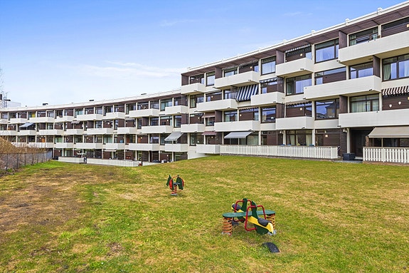 Fellesområdene er opparbeidet med store plenarealer, og noen lekeapparater for de minste