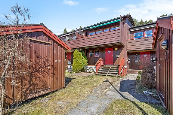 Velkommen til Kolsåsen 21I - et velholdt og familievennlig rekkehus på hele 152 m² BRA-i!