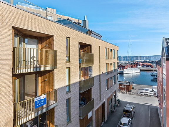 Velkommen til denne flotte gjennomgående leiligheten - Fin balkong med sjøutsikt og sjøutsikt fra soverom