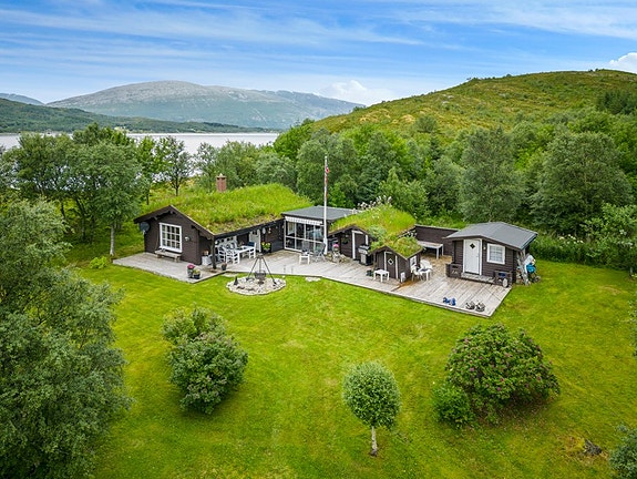Aktiv Eiendomsmegling Mo I Rana v/Tomi Christian Johansen, presenterer her "Skogly" En idyllisk perle av en fritidseiendom som må sees!