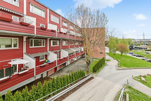 Velkommen til Rådyrveien 3A! Rekkehus over 2 plan i veletablert og barnevennlig boligområde på Veitvet