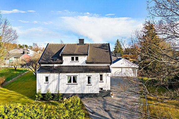 Velkommen til Trøgstadveien 50! En stor og sjarmerende enebolig med stor hage bare 1,8km fra sentrum. Egen inngang til kjeller og dobbeltgarasje på tomten. Bør sees!