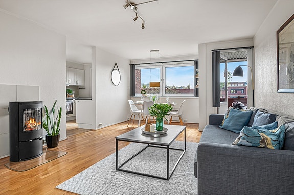 Velkommen til Østre Berg 4! Heimdal Eiendomsmegling v/Alexandra Muravskaya har gleden av å presentere en lys og velholdt 3-roms på 84 m² beliggende i 3. etasje i et trygt og familievennlig boligområde på Moholt.