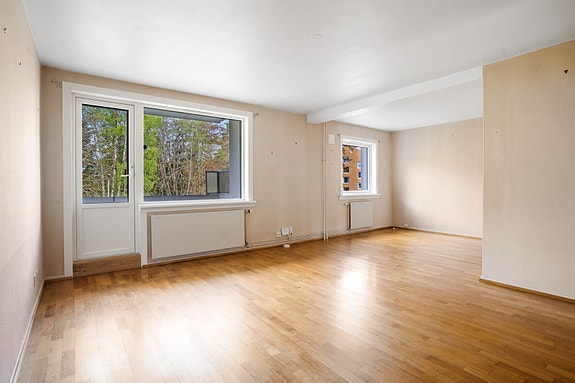 Stue, leiligheten er gjennomgående med gode lysforhold. Velkommen på visning i Mellombølgen 26!