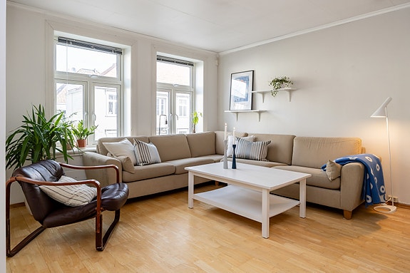 Leiligheten ligger i høy 1. etasje med sokkelleilighet i etasjen under. Dette gjør at man i praksis bor i 2. etasje høyt over bakkeplan uten innsyn.
