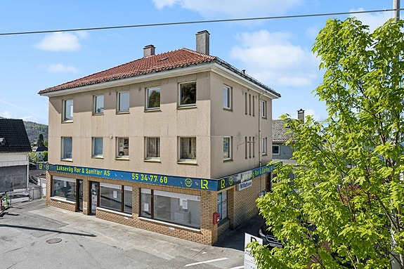 Fin leiegård med 4 leiligheter og 2 næringslokaler sentralt på Laksevåg.