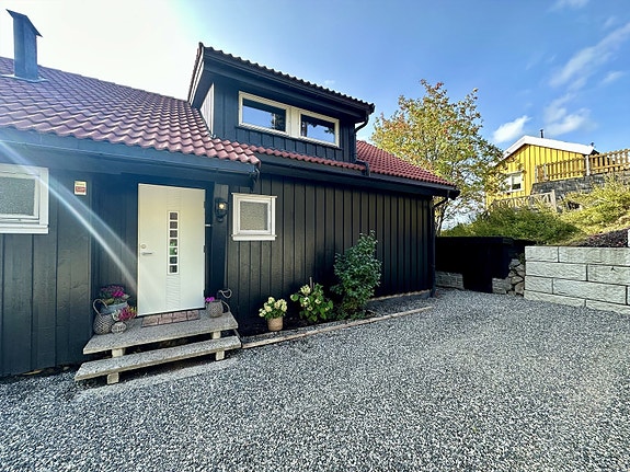 Velkommen til Voldsløkka 28. Gruset gårdsplass med parkeringsmuligheter (privat bilde)