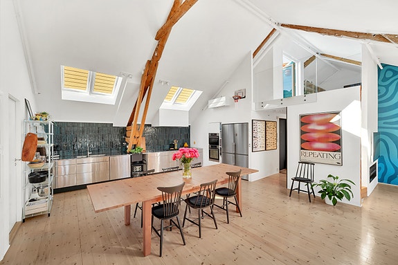 EiendomsMegler1 ved Markus Tangvik har gleden av å presentere en særdeles stilsikker 4-roms selveierleilighet i Sandgata 12 A.