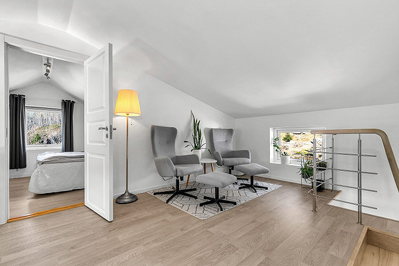 Praktisk loftstue med god plass for diverse møblement.