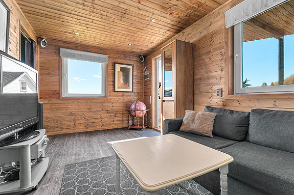 Stue/relax-room i tilknytning til badstue og dusjrommet.