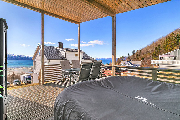 På eiendommen er det eget badstuehus med overbygd terrasse.