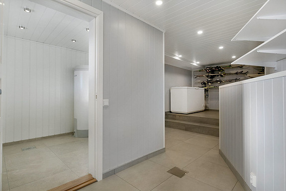 Romslig underetasje med god plass for utstyr. Underetasjen er i likhet med resten av boligen av god og moderne standard.