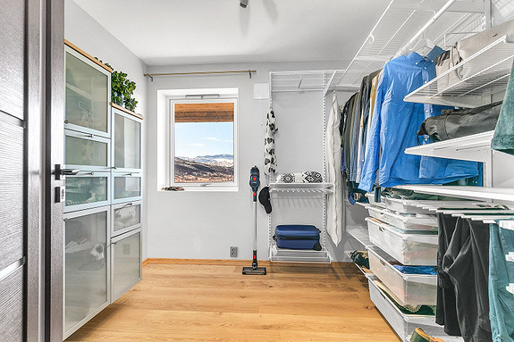 Soverom som i dag benyttes som praktisk walk-in garderobe